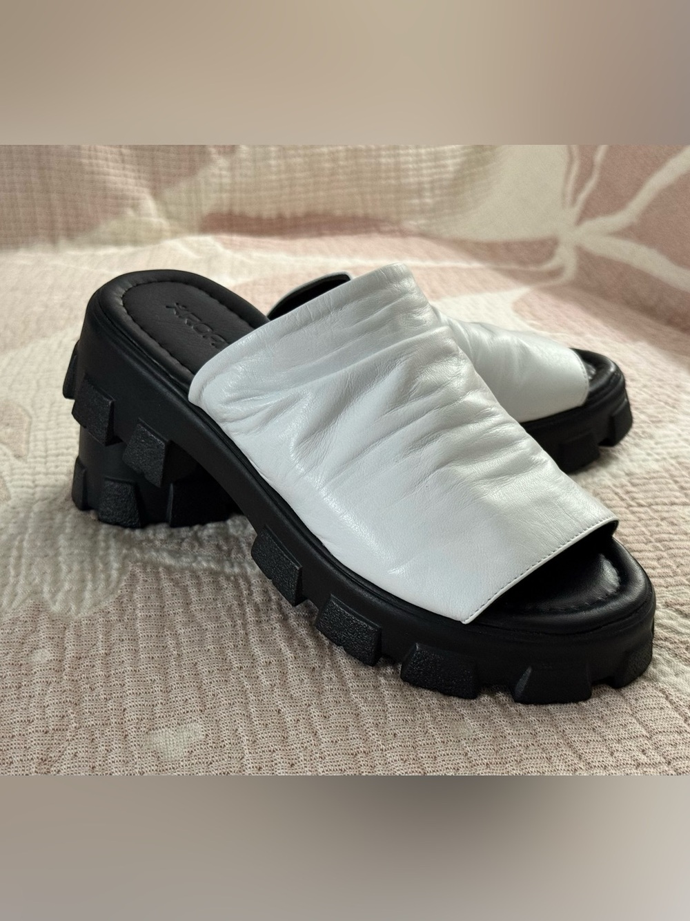 ROAMERS WHITE LEATHER-UPPER SLIP-ON SHOES/ SANDALS NWOT